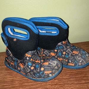 Boggs boy size 9 outdoor snow boots